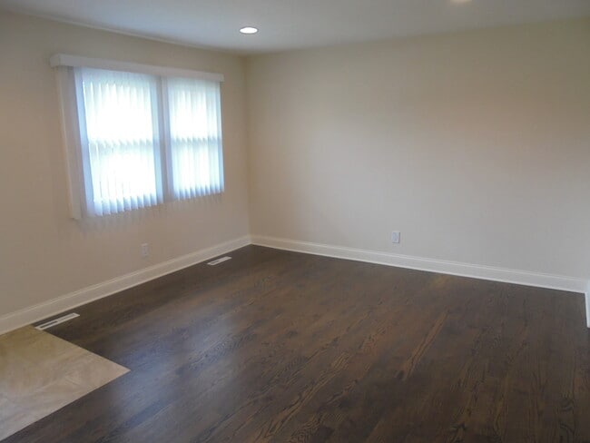 Building Photo - 66 Barrow Dr