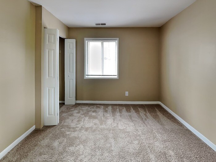Building Photo - 890 Edgewood Dr