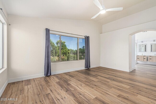 Building Photo - 602 W Canary Way