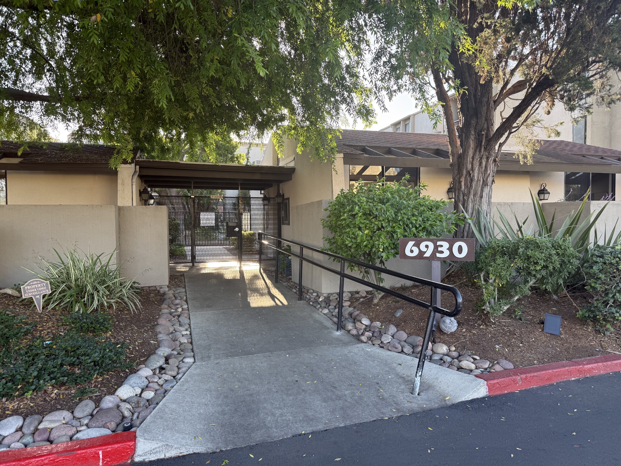 Building Photo - 6930 Hyde Park Dr