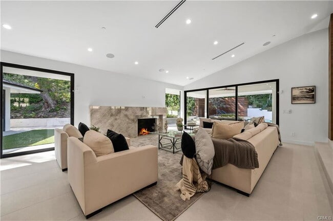 Building Photo - 16105 Clear Oak Dr