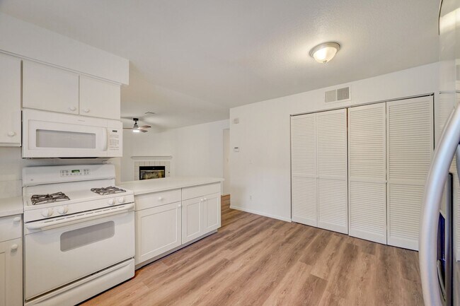 Building Photo - Beautifully remodeled ground-floor, 2 bed 2 bath condo