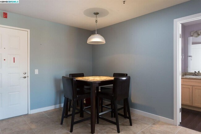 Building Photo - Lovely and updated top floor 1/1 condo wit...