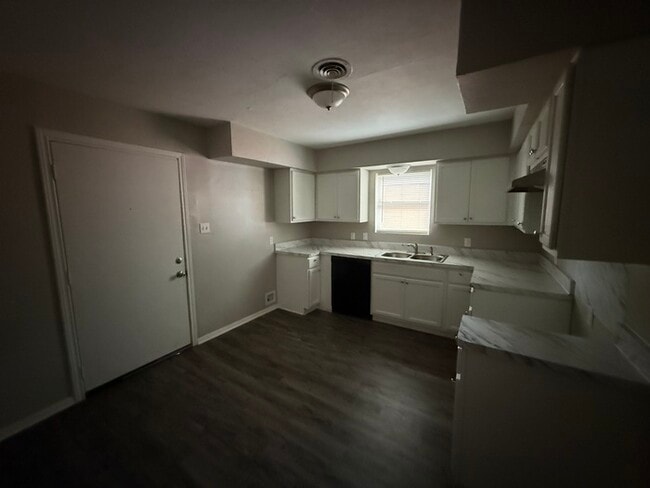 Building Photo - 9560 Crestshire Dr