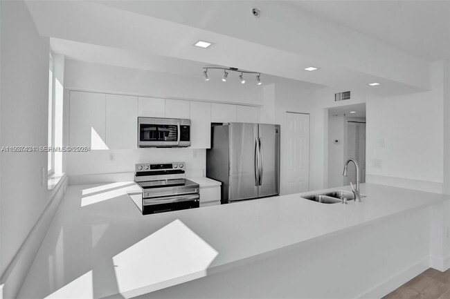 Building Photo - 650 West Ave