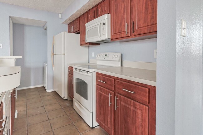 Building Photo - 3420 Country Club Dr W