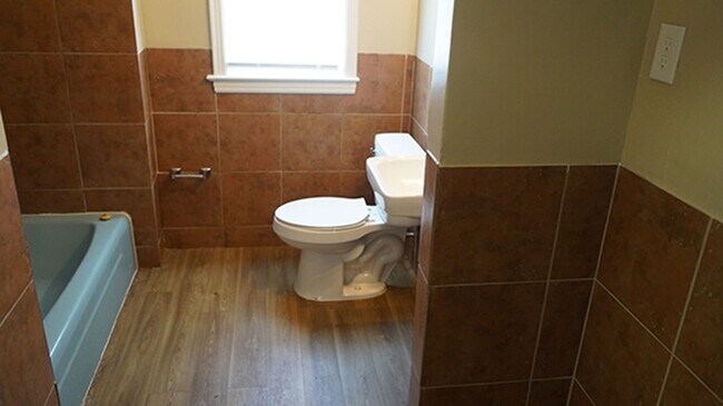 Building Photo - 1401 Alamo St