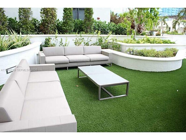 Building Photo - 999 SW 1st Ave