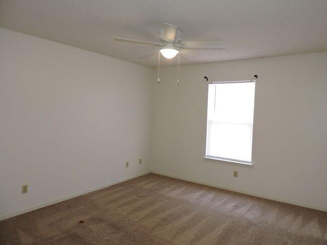 Building Photo - Convenient to schools, beaches, & shopping