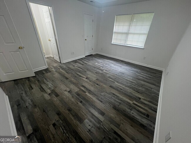 Building Photo - 545 E Country Woods Dr