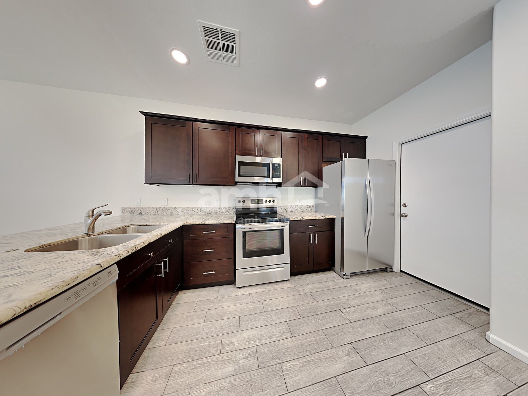 Building Photo - 8745 E Lindner Ave