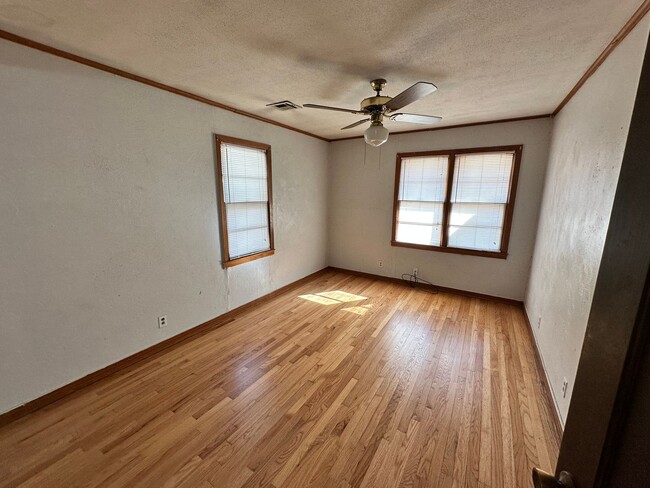 Building Photo - Move -in Special: Cute 3 bed 1.5 bath in W...