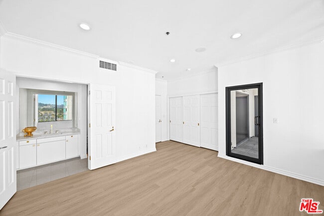 Building Photo - 10724 Wilshire Blvd