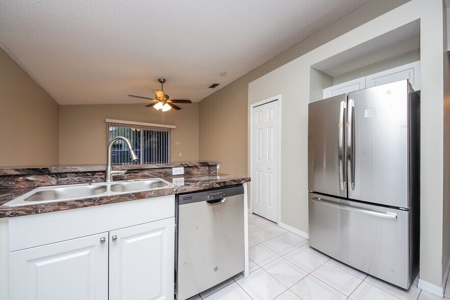 Building Photo - 2150 Rj Cir