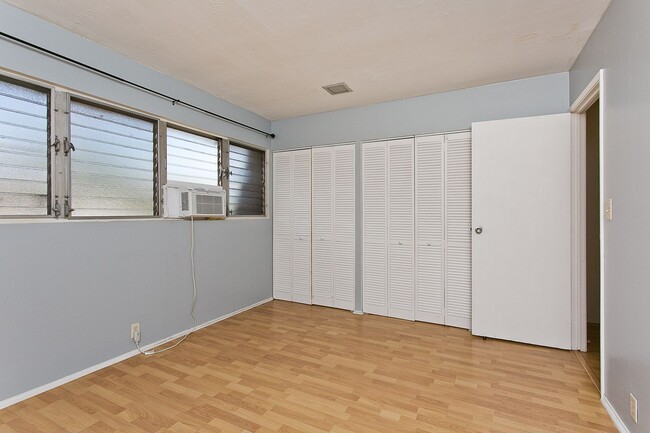 Building Photo - Pacific Village Annex - 2 bedroom, 1.5 bat...