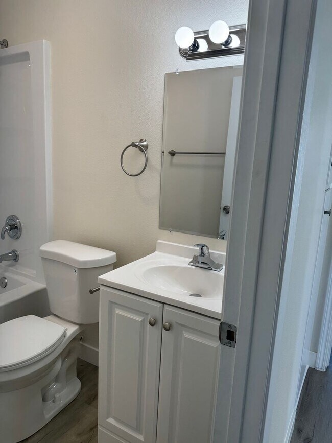 Building Photo - $250.00 1st Month's Rent! Utilities Included!