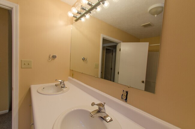 Building Photo - 4 bedroom, 2.5 bath: Available August 2026