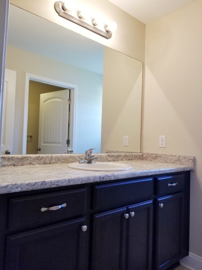 Building Photo - Spacious 3 Bedroom 2.5 Bath Townhome with ...