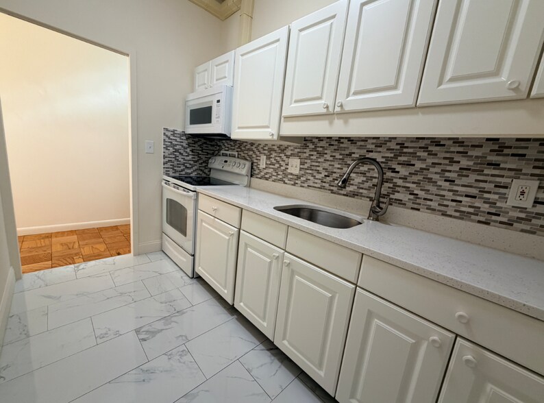Building Photo - 16 Monmouth Ct