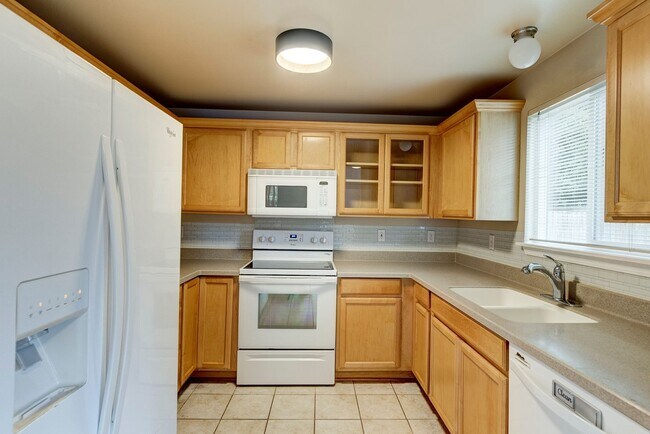 Building Photo - Charming Admirals Cove Home with Bonus Roo...