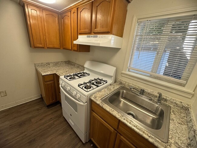 Building Photo - 1 Bedroom 1 Bath Home with a Large Outdoor...