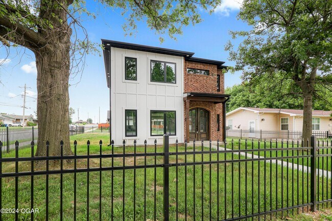 Building Photo - 2836 E 15th St