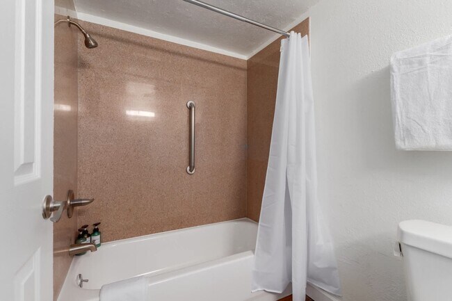 Building Photo - Aparthotel with Private Bedroom! Amenity P...
