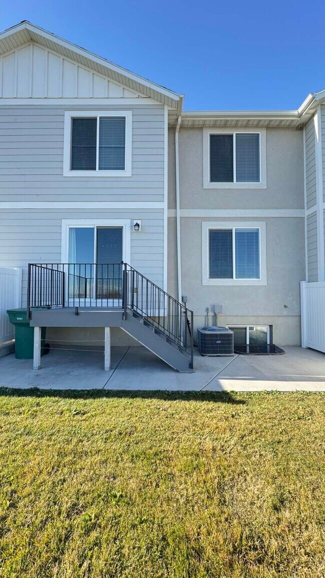 Building Photo - 404 Grassland Dr