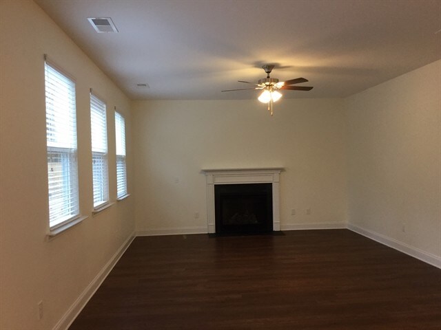 Building Photo - 3039 Greenmont Cir