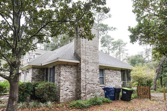 Building Photo - Two Bedroom Townhome!