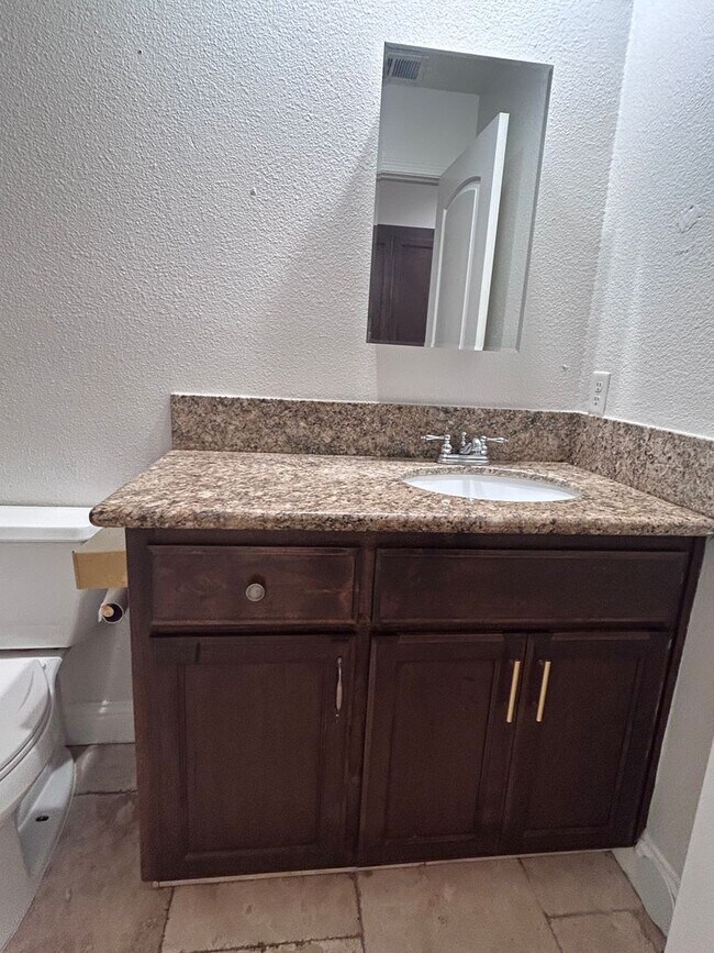 Building Photo - Now Available! 3 Bedroom Home in North West Visalia!