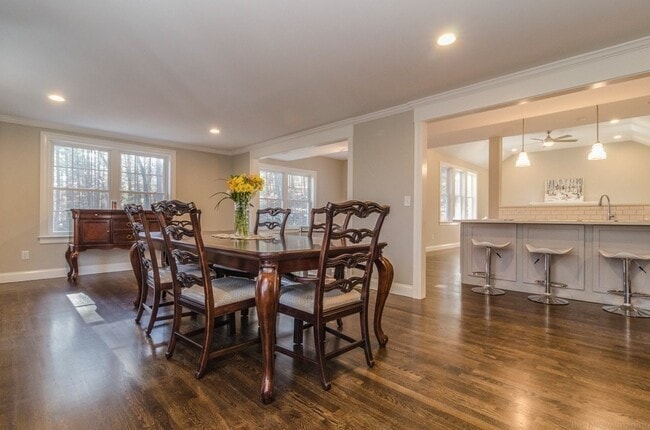 Building Photo - 718 Main St