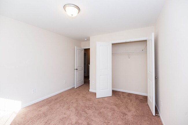 Building Photo - Spacious 5 Bedroom, 3 bath home in Greensboro with 2 car garage