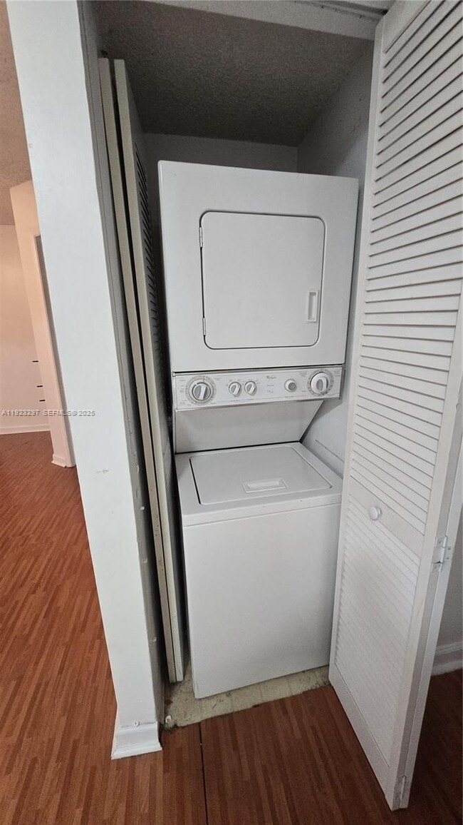 Building Photo - 400 Palm Cir W