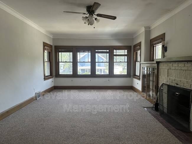 Building Photo - 127 Regan St