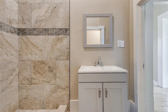 Building Photo - 423 E Sears St