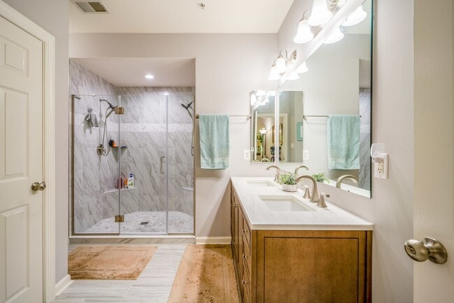 Building Photo - Bright and Modern Home with Prime Commuter...