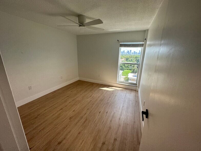 Building Photo - 1400 SW 27th Ave