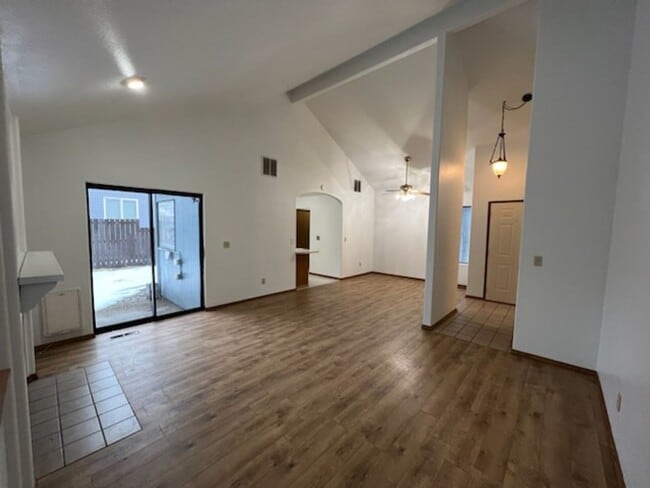 Building Photo - 3 bedroom/1.75 bath rambler style home! 1,272 sq ft
