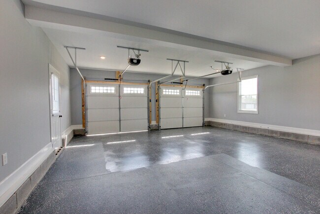 Building Photo - 133 Riverbend Dr