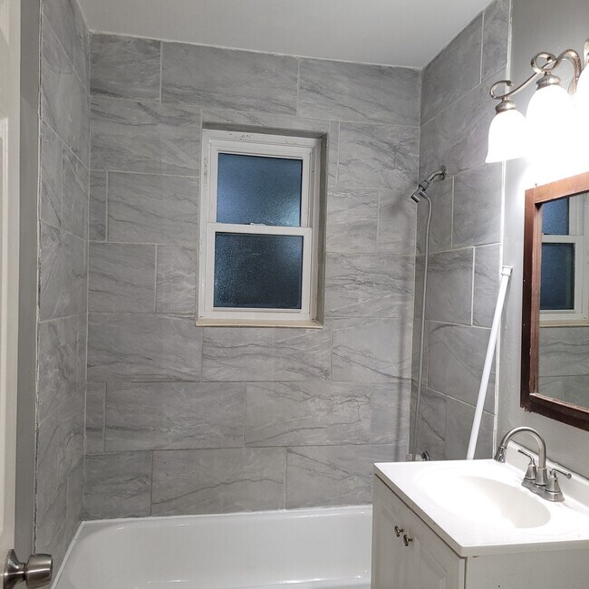 Bath - 804 Lyndell Ct