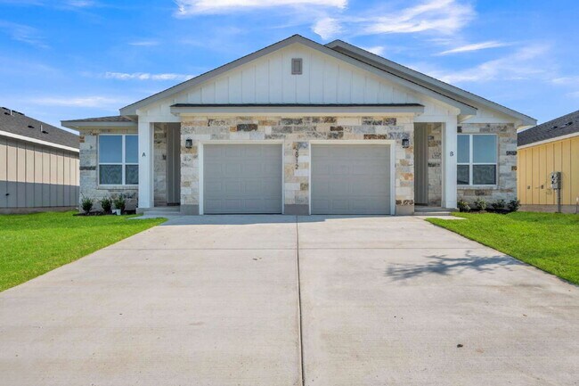 Building Photo - MOVE-IN SPECIAL: December and January rent FREE if moved in before February 1.