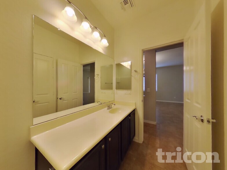 Building Photo - 723 W Dana Dr