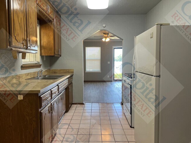Building Photo - Charming 2 Bedroom
