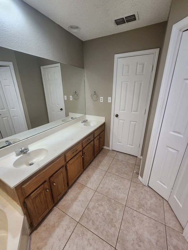 Building Photo - 3 bed 2 bath home, 2 car garage, 2 living areas!