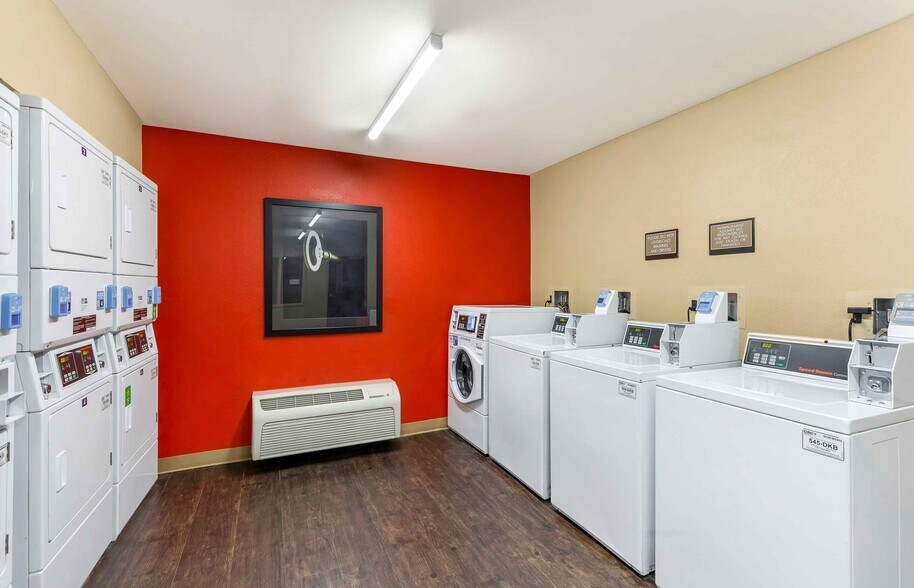 Building Photo - Furnished Studio-Billings - West End