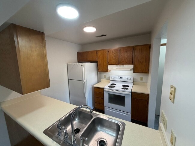 Building Photo - Top floor (3rd floor) 1 bedroom 1 bath with Private Balcony