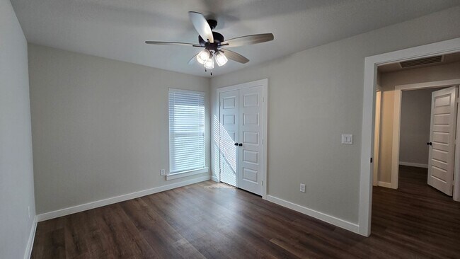 Building Photo - 512 Savannah St