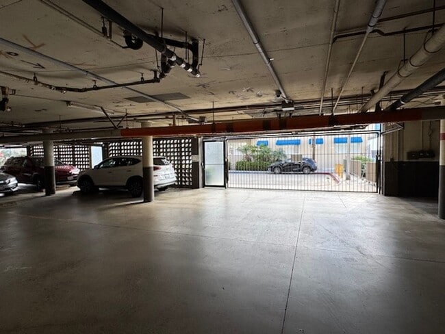 Building Photo - Steps from Alamitos Beach! Modern 1 bed 1 ...