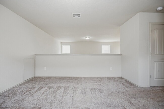 Building Photo - "Charming San Marcos Retreat: Spacious 3-Bedroom Home with 2.5 Baths on Lake Glen!"